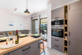 Bezauberndes Apartment nur 150 Meter zum Strand mit Meerblick, Grill, WiFi